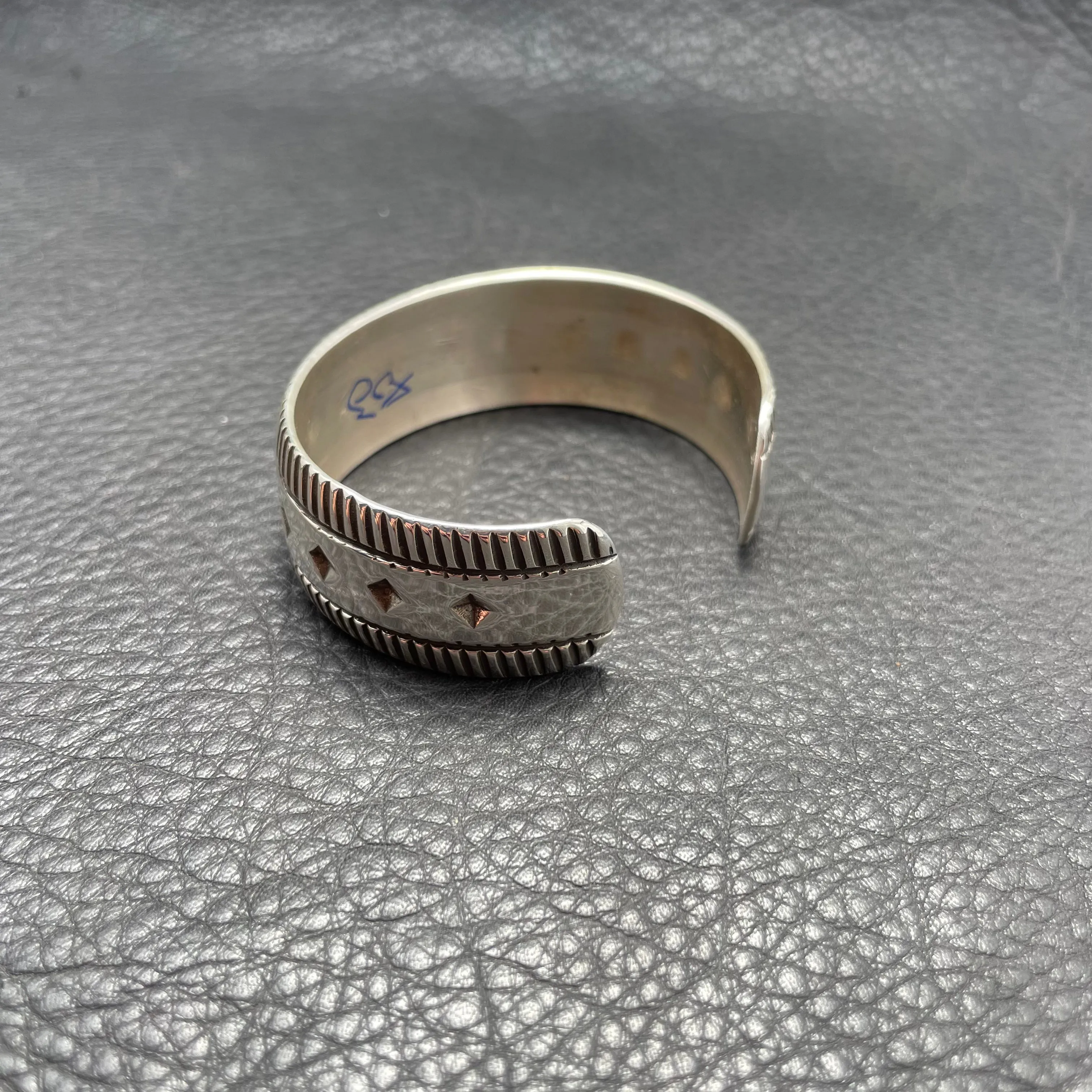 M/L "Border Design" Bracelet