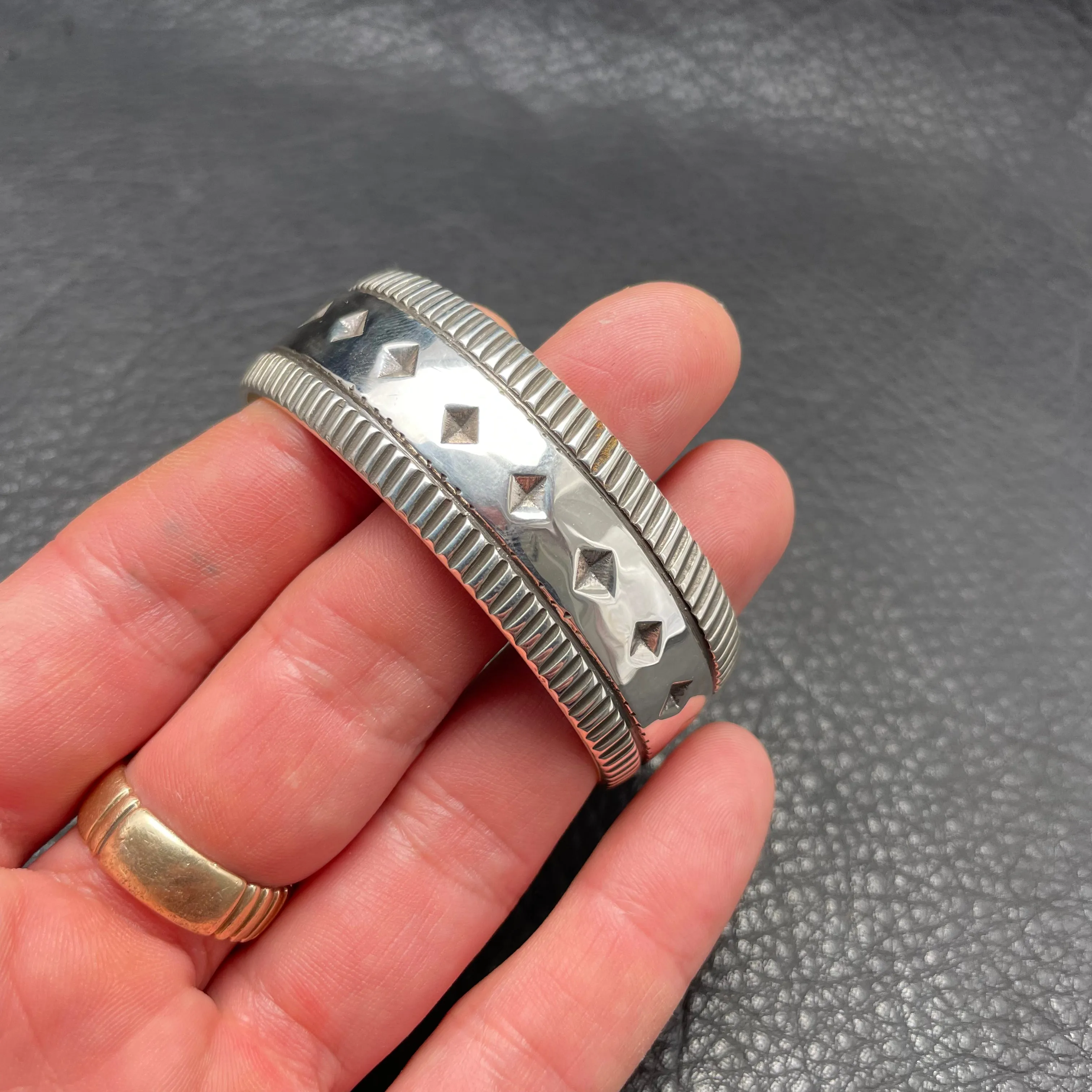 M/L "Border Design" Bracelet