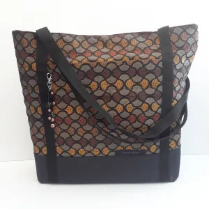 Sac fourre-tout urbain agrémenté d'un bijoux.