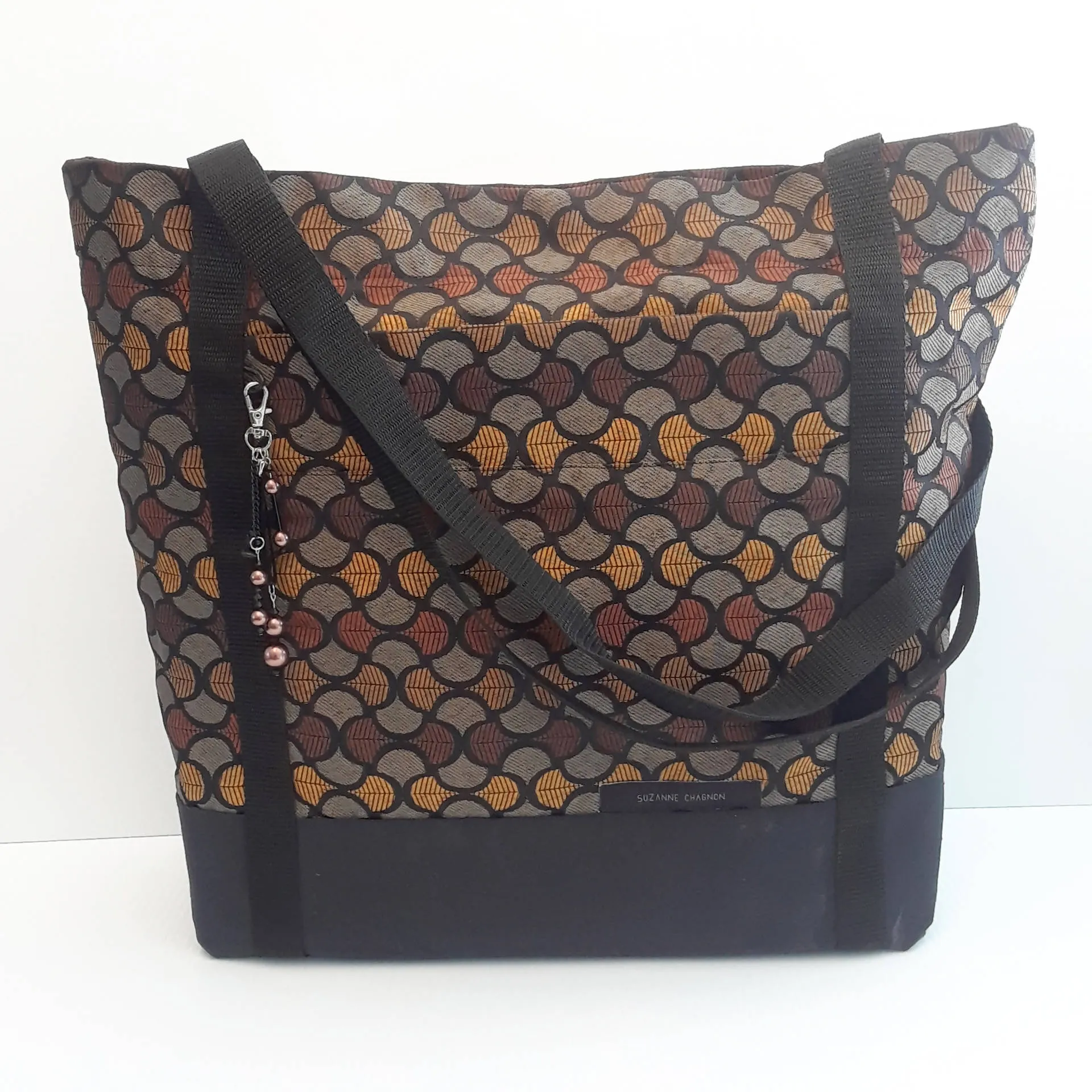 Sac fourre-tout urbain agrémenté d'un bijoux.